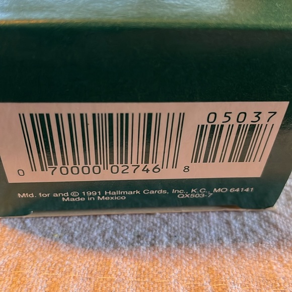 Tiny Tim- 1991. Hand-Painted Fine Porcelain Ornament. New in Original Box. - Picture 7 of 7